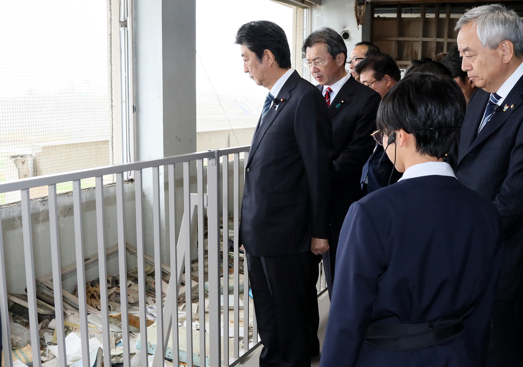Photograph of the Prime Minister visiting the Ruins of the Great East Japan Earthquake Kesennuma City Memorial Museum (2)