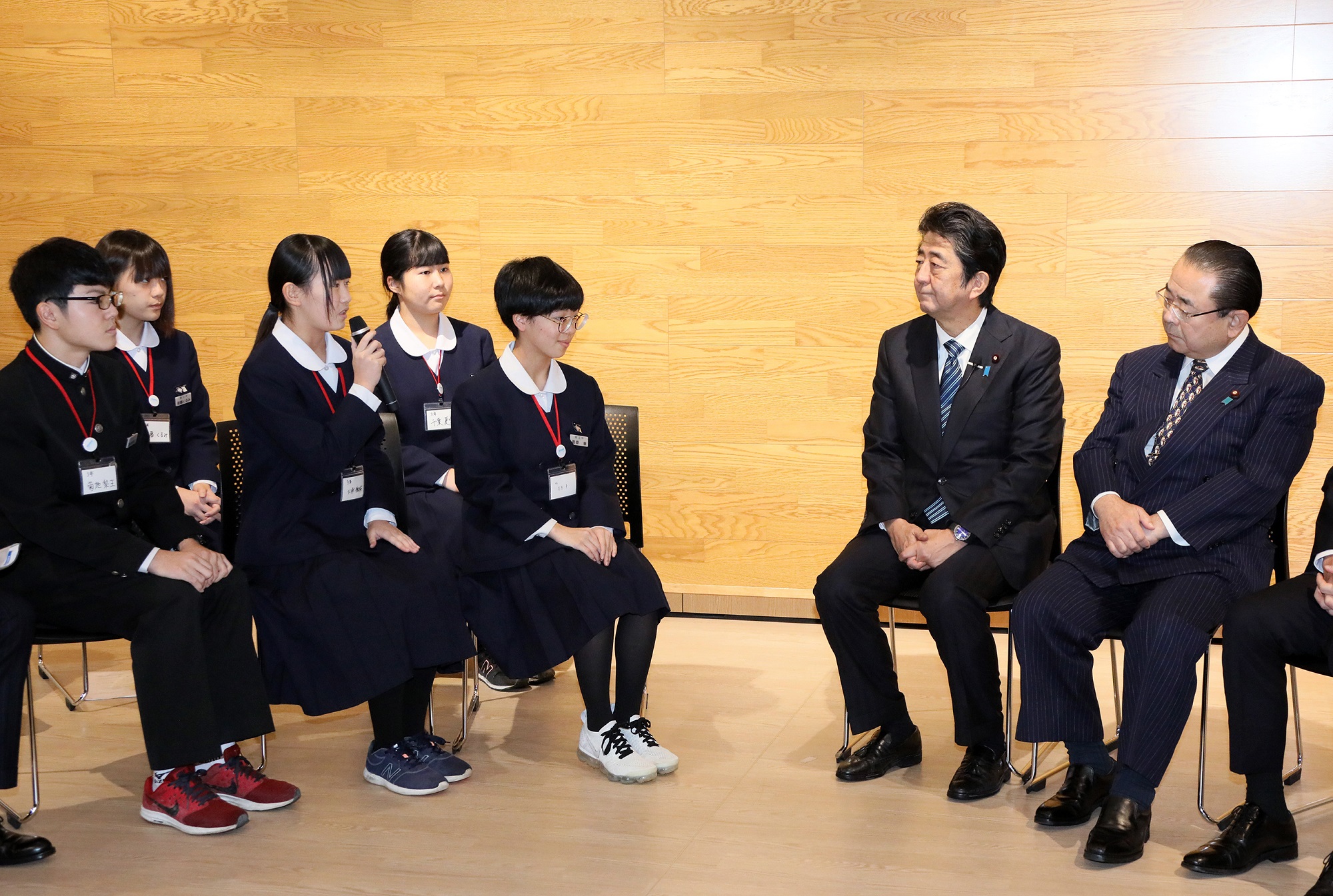 Photograph of the Prime Minister talking with students of Hashikami Junior High School (1)