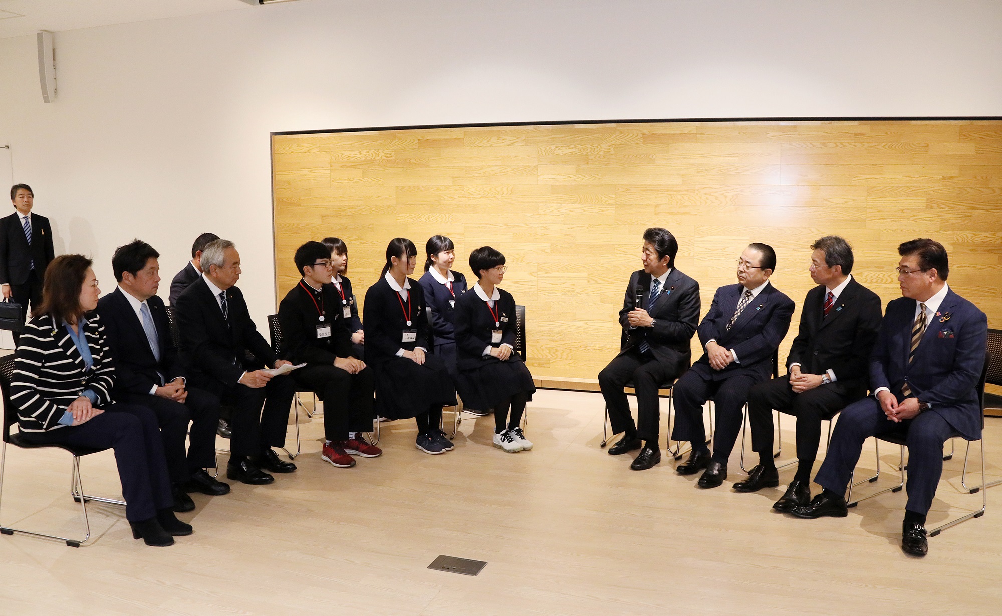 Photograph of the Prime Minister talking with students of Hashikami Junior High School (2)