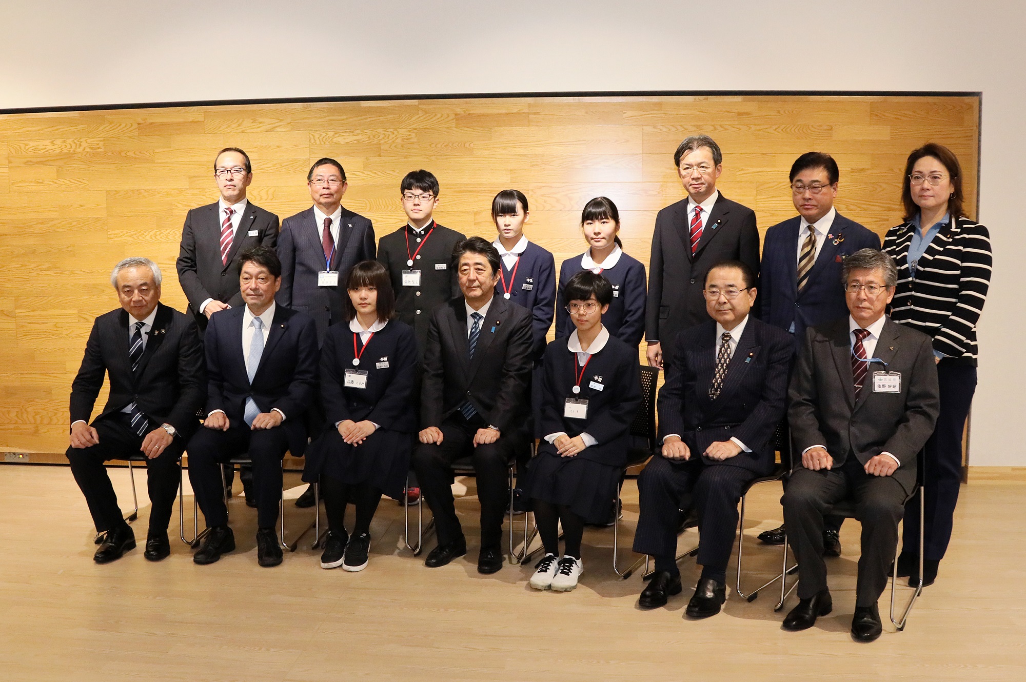 Photograph of the commemorative photograph session (1)