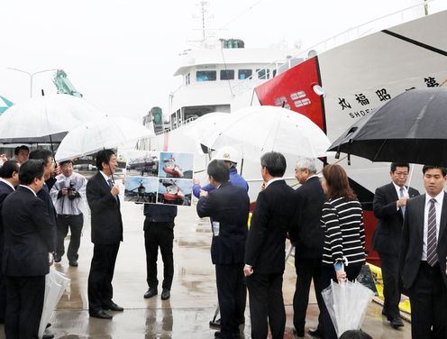 Photograph of the Prime Minister visiting a shipyard (2)