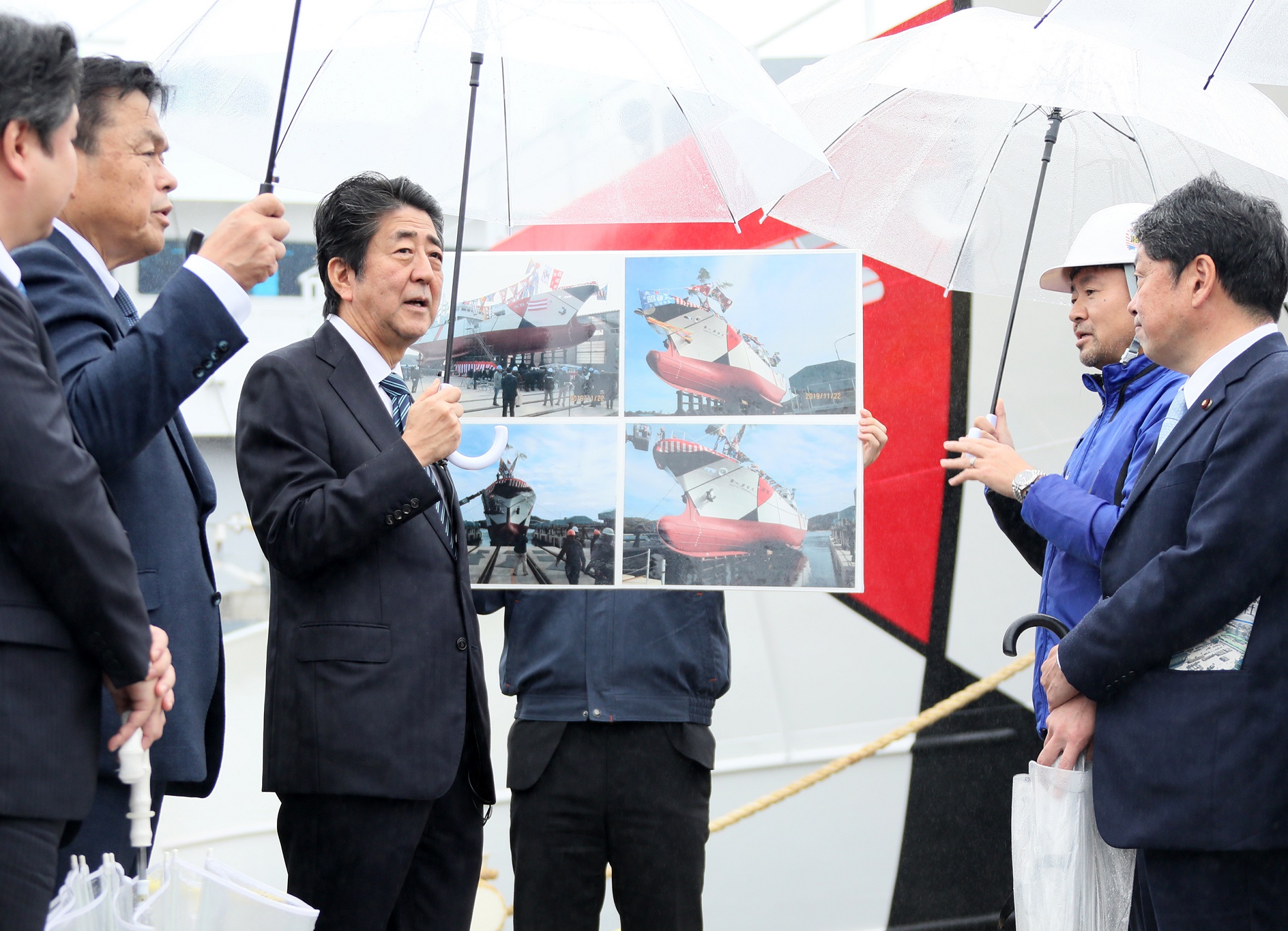 Photograph of the Prime Minister visiting a shipyard (3)