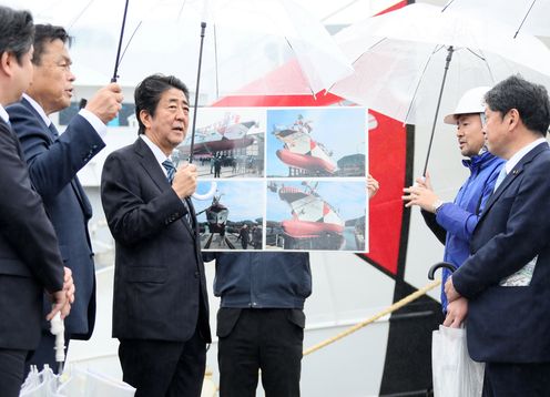 Photograph of the Prime Minister visiting a shipyard (3)