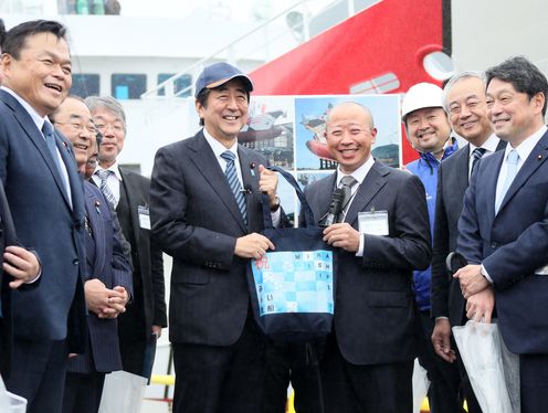 Photograph of the Prime Minister visiting a shipyard (4)