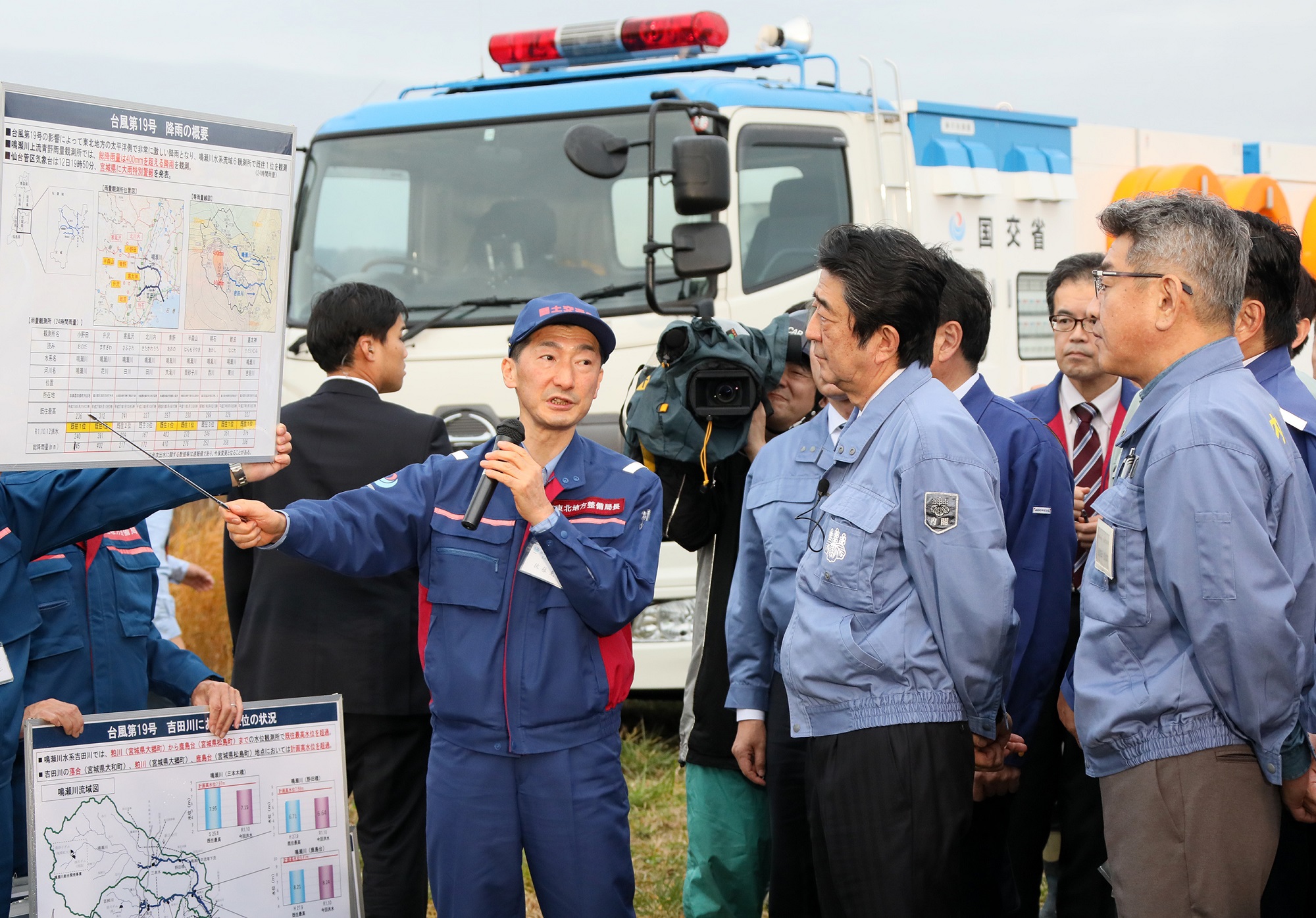 Photograph of the Prime Minister visiting the flood response base at Yoshida River (1)