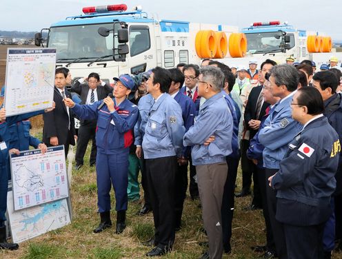 Photograph of the Prime Minister visiting the flood response base at Yoshida River (2)