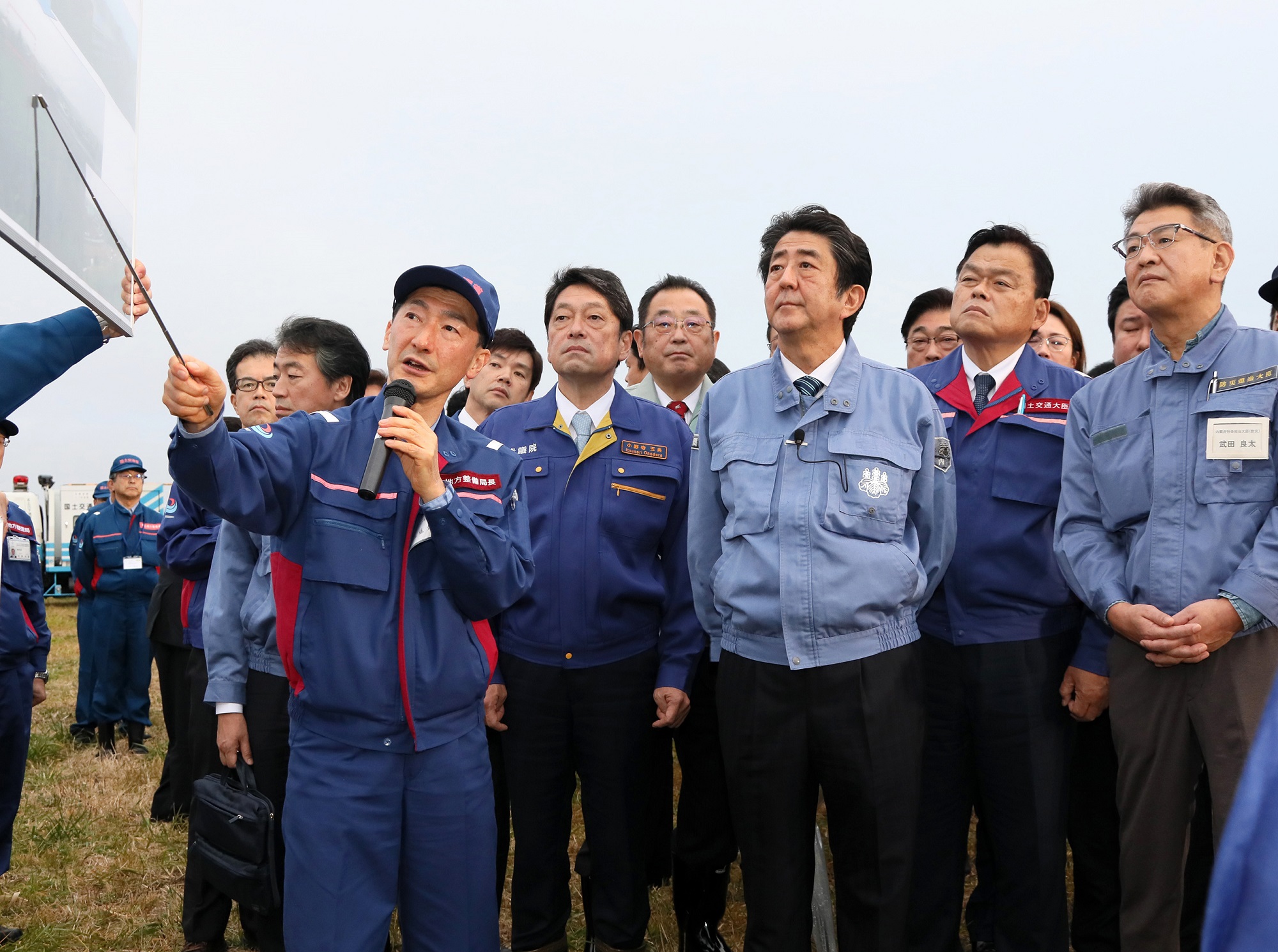 Photograph of the Prime Minister visiting the flood response base at Yoshida River (3)