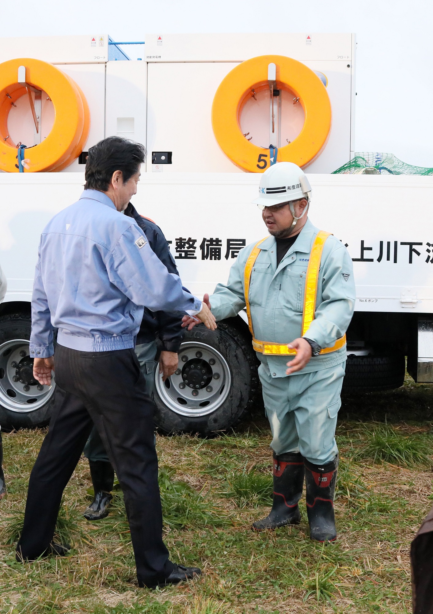 Photograph of the Prime Minister visiting the flood response base at Yoshida River (4)