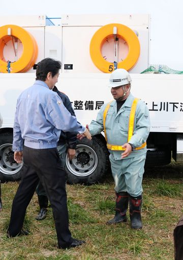 Photograph of the Prime Minister visiting the flood response base at Yoshida River (4)