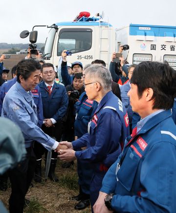 Photograph of the Prime Minister visiting the flood response base at Yoshida River (5)
