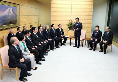 Photograph of the Prime Minister delivering an address (2)