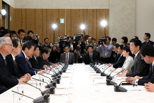 Photograph of the Prime Minister delivering an address (1)