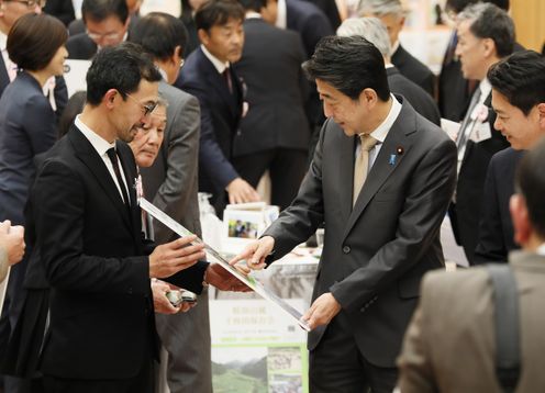 Photograph of the Prime Minister interacting with participants (2)