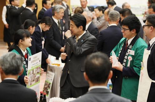 Photograph of the Prime Minister interacting with participants (3)