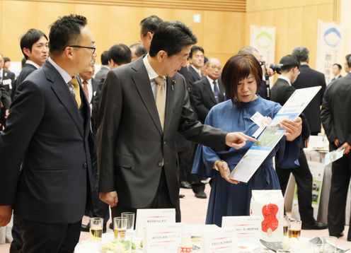 Photograph of the Prime Minister interacting with participants (5)