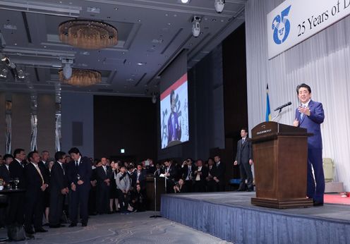 Photograph of the Prime Minister delivering an address (1)