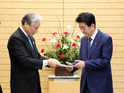 Photograph of the Prime Minister receiving the courtesy call (2)