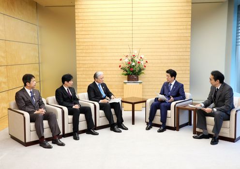 Photograph of the Prime Minister receiving the courtesy call (4)