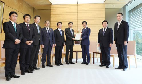 Photograph of the Prime Minister receiving the proposal (1)