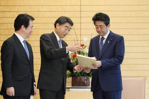 Photograph of the Prime Minister receiving the proposal (3)