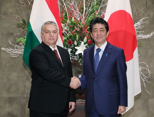 Photograph of the Prime Minister greeting the Prime Minister of Hungary (1)