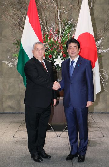 Photograph of the Prime Minister greeting the Prime Minister of Hungary (2)