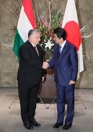 Photograph of the Prime Minister greeting the Prime Minister of Hungary (3)