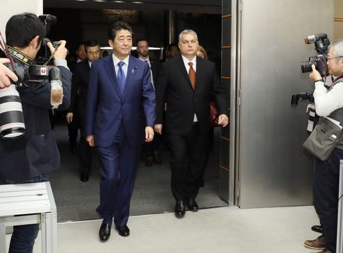 Photograph of the leaders heading to the signing and exchange of documents ceremony