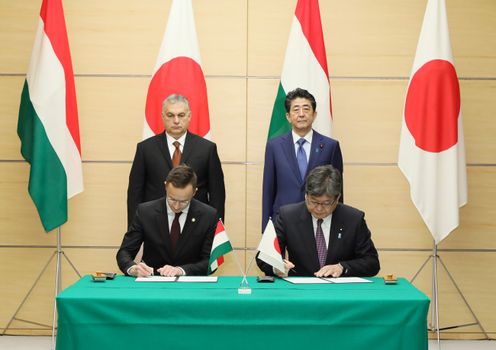 Photograph of the leaders attending the signing and exchange of documents ceremony (1)