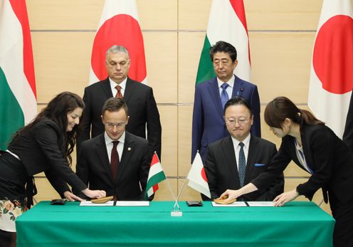 Photograph of the leaders attending the signing and exchange of documents ceremony (2)