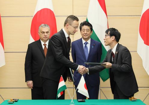 Photograph of the leaders attending the signing and exchange of documents ceremony (3)