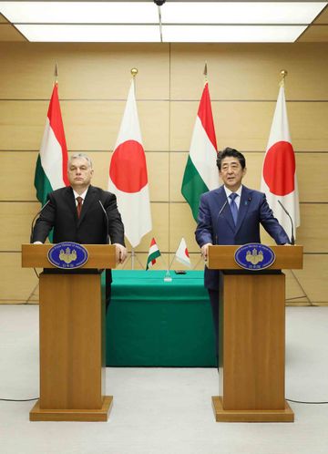 Photograph of the joint press announcement (2)