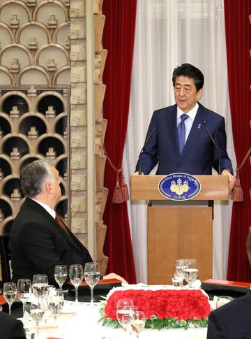 Photograph of the Prime Minister delivering an address at the banquet hosted by the Prime Minister (1)