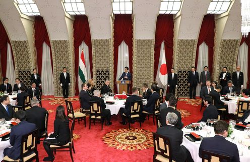 Photograph of the Prime Minister delivering an address at the banquet hosted by the Prime Minister (4)