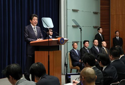 Photograph of the Prime Minister holding the press conference (2)