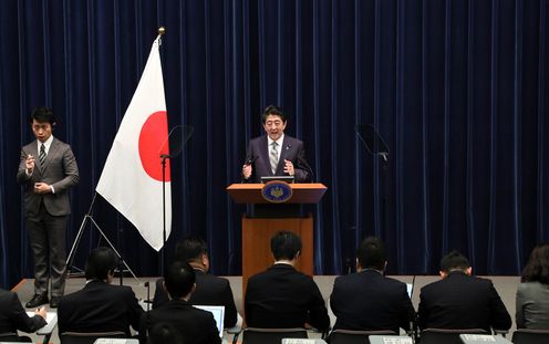 Photograph of the Prime Minister holding the press conference (3)