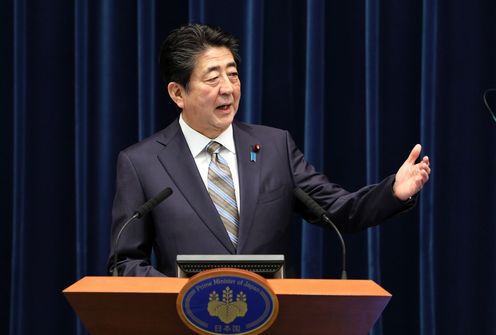 Photograph of the Prime Minister holding the press conference (4)