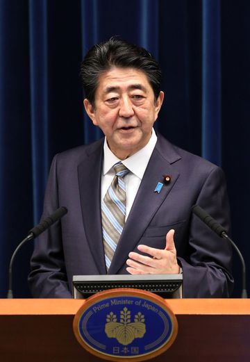 Photograph of the Prime Minister holding the press conference (5)