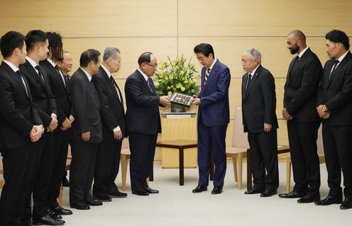 Photograph of the Prime Minister receiving the courtesy call (2)