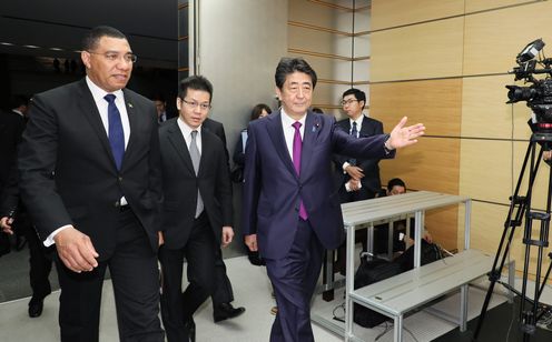 Photograph of the leaders heading to the signing and exchange of documents ceremony