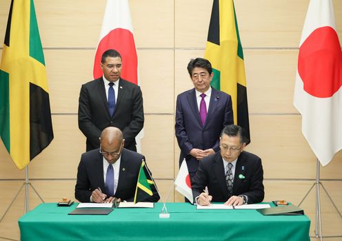 Photograph of the leaders attending the signing and exchange of documents ceremony (1)