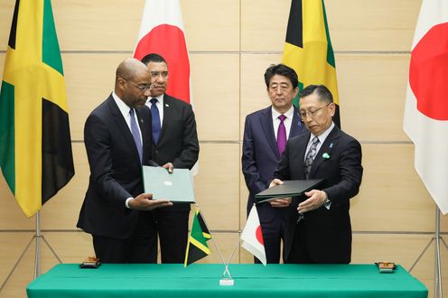 Photograph of the leaders attending the signing and exchange of documents ceremony (2)