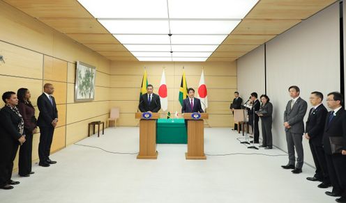 Photograph of the joint press announcement (2)