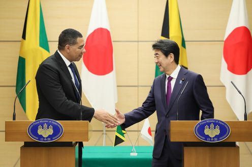 Photograph of the joint press announcement (3)