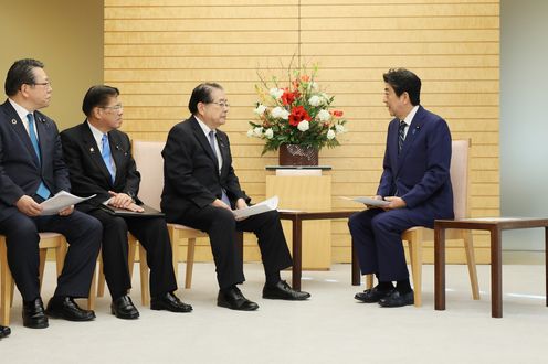 Photograph of the Prime Minister receiving the proposal (2)