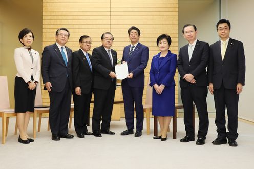 Photograph of the Prime Minister receiving the proposal (3)