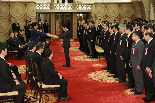 Photograph of the Prime Minister presenting a certificate of award