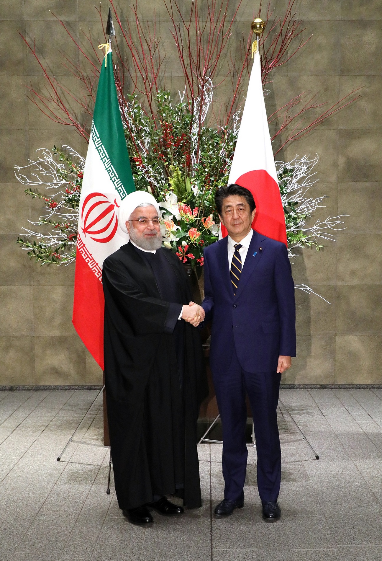 Photograph of the Prime Minister greeting the President of Iran (3)