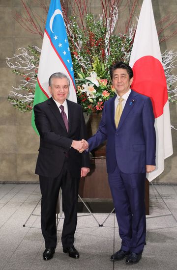 Photograph of the Prime Minister greeting the President of Uzbekistan