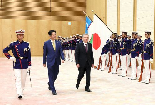 Photograph of the salute and the guard of honor ceremony (2)